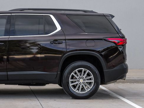 Used 2022 Chevrolet Traverse LT FWD image 17