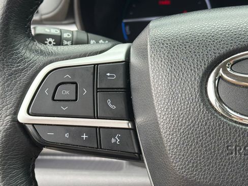 Used 2024 Toyota Sienna XLE FWD image 32