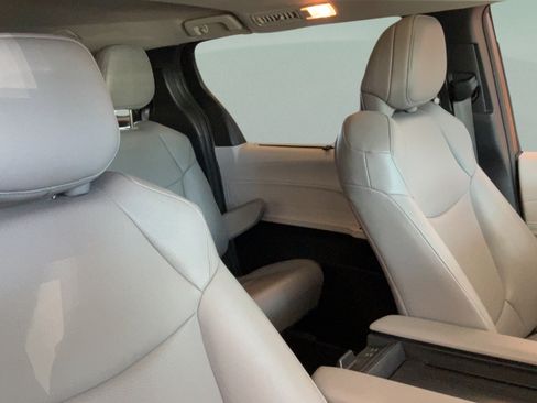 Certified 2025 Toyota Sienna XLE FWD image 35