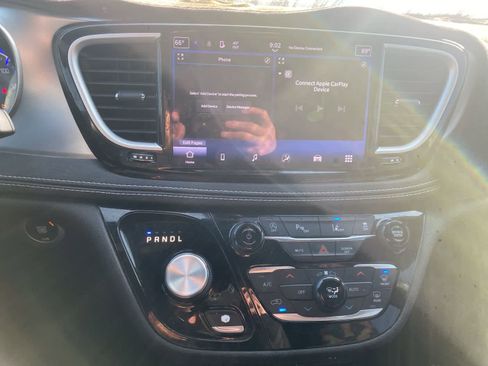 Used 2021 Chrysler Pacifica Touring w/ S Appearance Package image 13