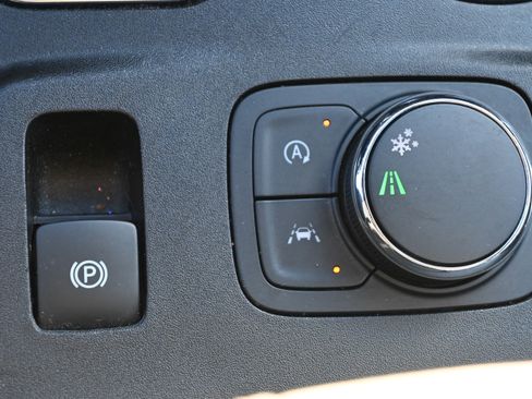 Used 2022 Chevrolet Traverse LT image 29