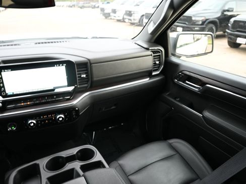 Used 2024 GMC Sierra 1500 SLT image 16