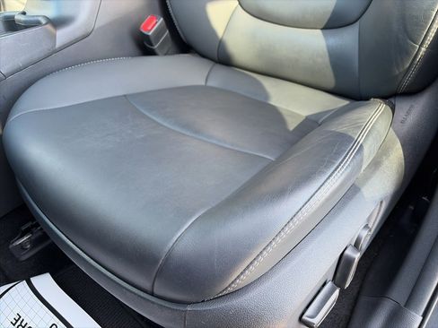 Used 2021 Toyota RAV4 XLE Premium image 21