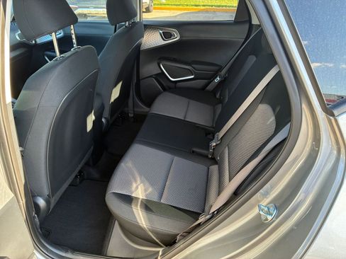 Used 2025 Kia Soul LX w/ LX Technology Package FWD image 19