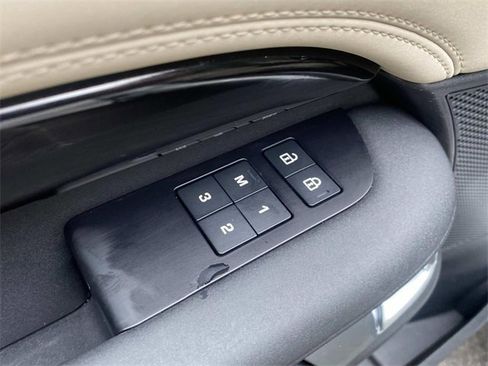 Used 2021 Land Rover Discovery S image 13