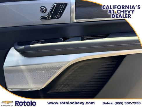 Used 2026 Cadillac Vistiq Platinum w/ LPO, Floor Liner Package AWD/4WD image 9