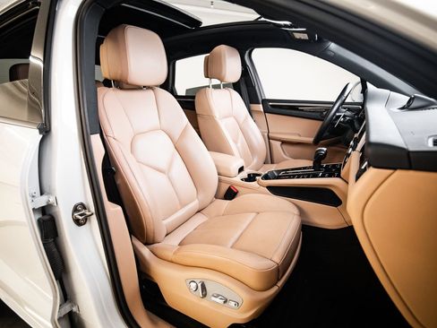 Certified 2023 Porsche Macan AWD/4WD image 29