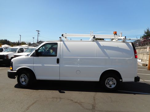 Used 2016 Chevrolet Express 2500 RWD image 2