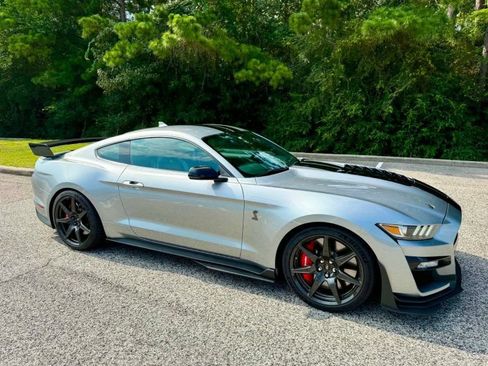 Used 2020 Ford Mustang Shelby GT500 w/ Carbon Fiber Track Pack RWD image 2