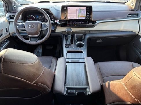 Used 2021 Toyota Sienna Platinum image 12