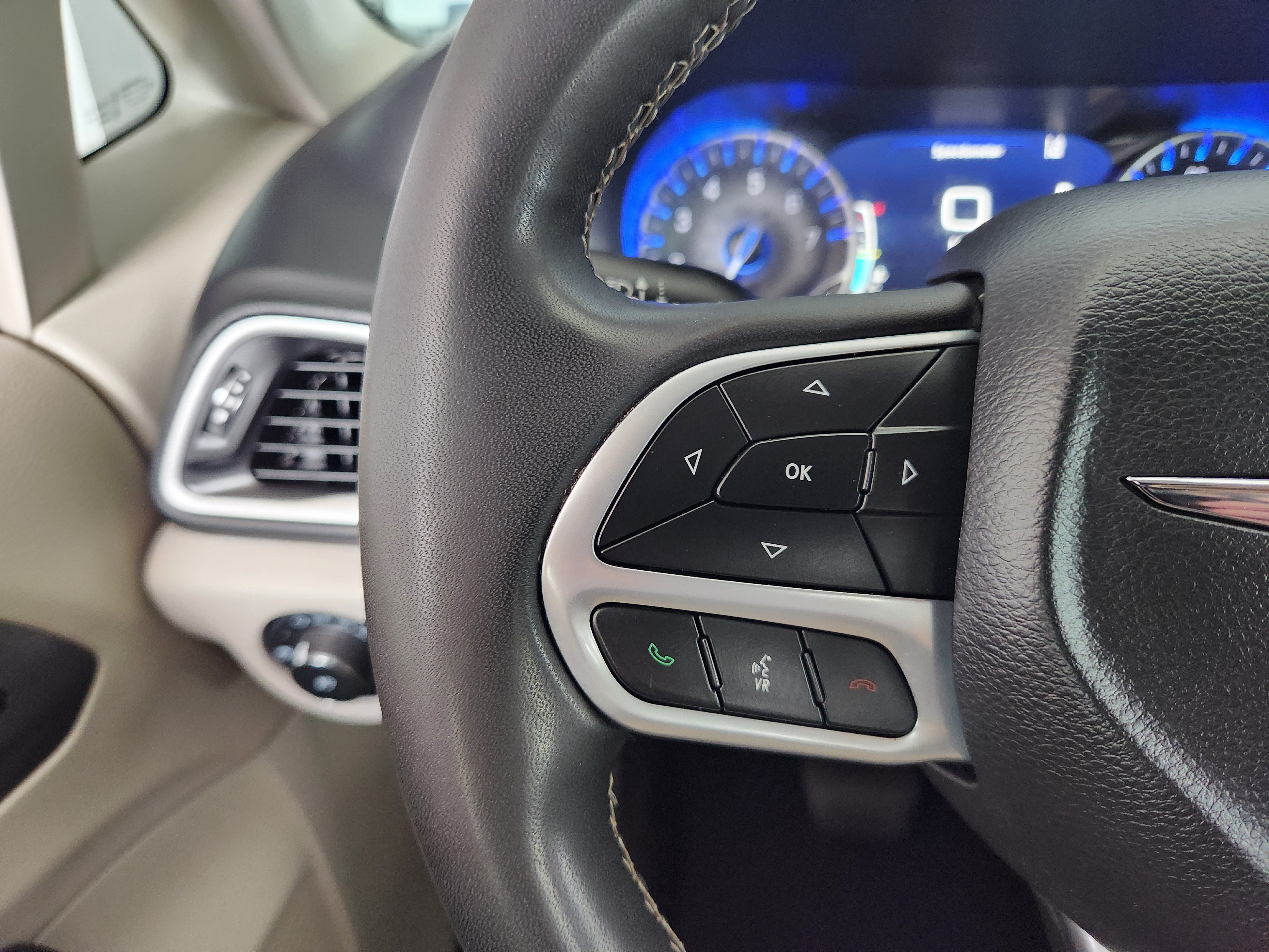 Used 2023 Chrysler Pacifica Touring-L FWD image 30