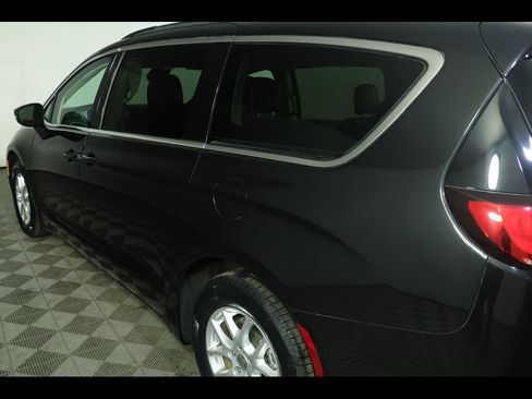Used 2022 Chrysler Pacifica Touring-L image 19