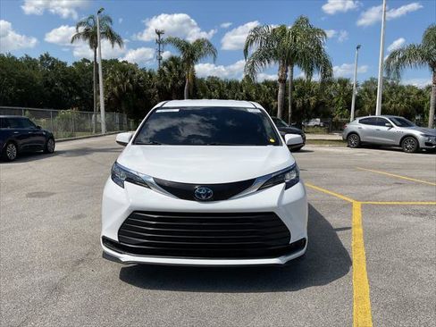 Used 2024 Toyota Sienna LE FWD image 14