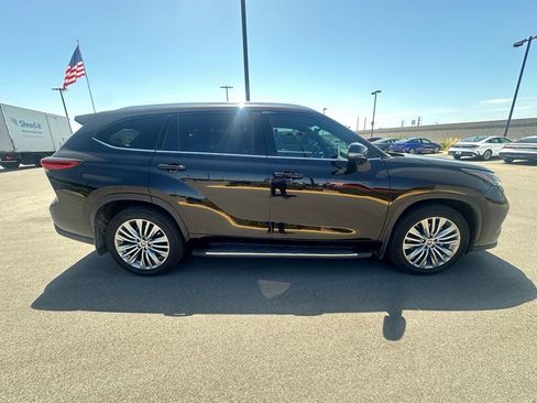 Used 2022 Toyota Highlander Platinum FWD image 3