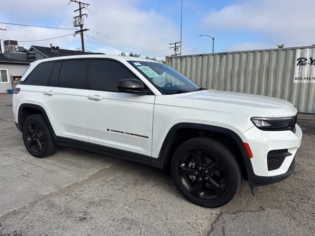 Used 2023 Jeep Grand Cherokee Altitude RWD image 4