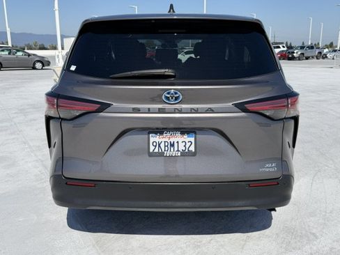 Certified 2022 Toyota Sienna XLE FWD image 4