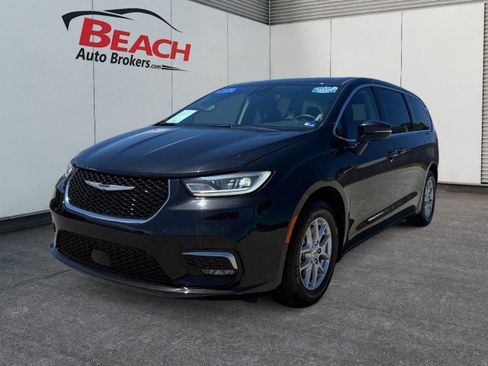 Used 2023 Chrysler Pacifica Touring-L FWD image 1