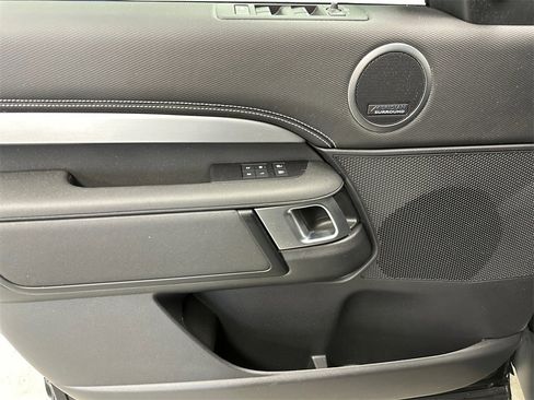 Used 2024 Land Rover Discovery Dynamic SE image 17