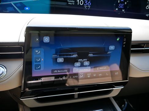 Used 2025 Lincoln Nautilus Reserve AWD/4WD image 23