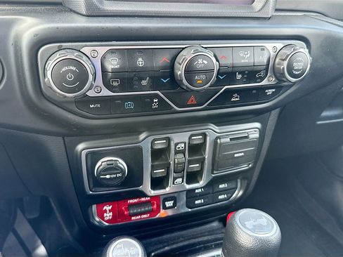Used 2023 Jeep Wrangler Unlimited Rubicon 4xe w/ Cold Weather Group AWD/4WD image 17