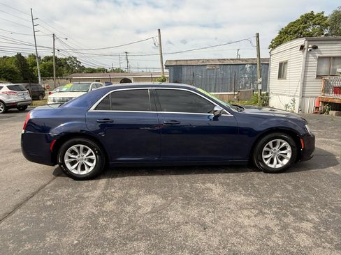 Used 2016 Chrysler 300 Limited RWD image 9