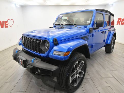 Used 2024 Jeep Wrangler Unlimited w/ Convenience Group AWD/4WD image 1