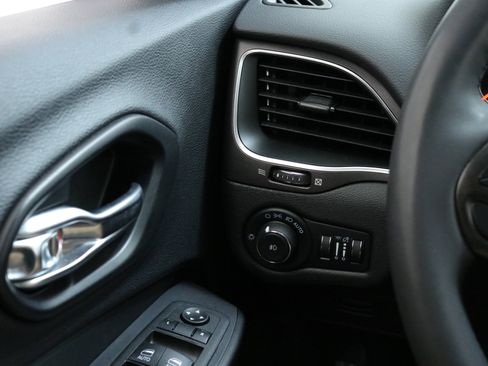 Used 2022 Jeep Cherokee Trailhawk image 16