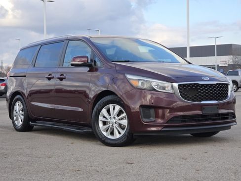 Used 2017 Kia Sedona LX w/ LX Essentials Premium Package image 2