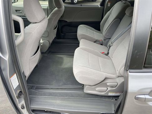 Used 2018 Toyota Sienna LE image 14