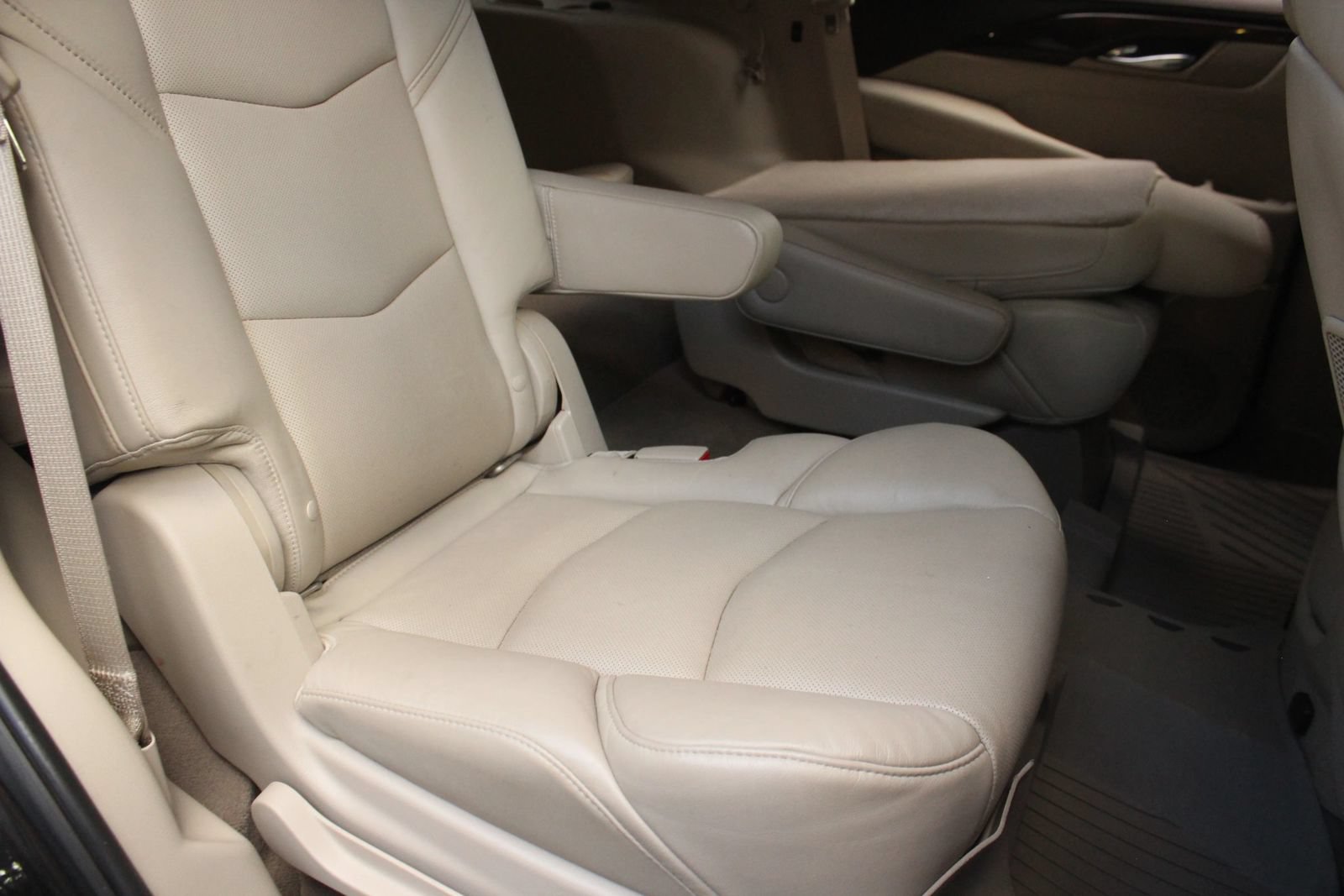 Used 2016 Cadillac Escalade Luxury AWD/4WD image 24