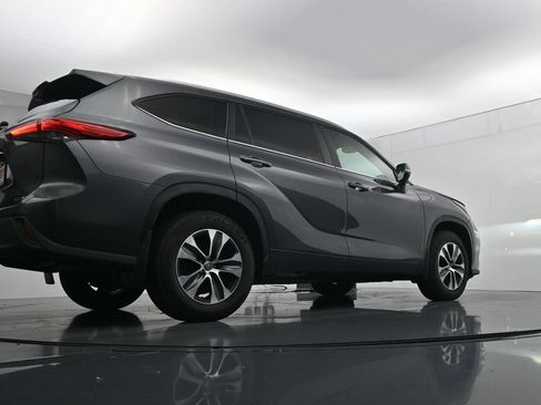 Used 2023 Toyota Highlander XLE AWD/4WD image 39