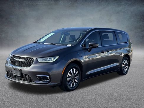 Used 2022 Chrysler Pacifica Touring-L w/ Uconnect Theater Family Group image 8