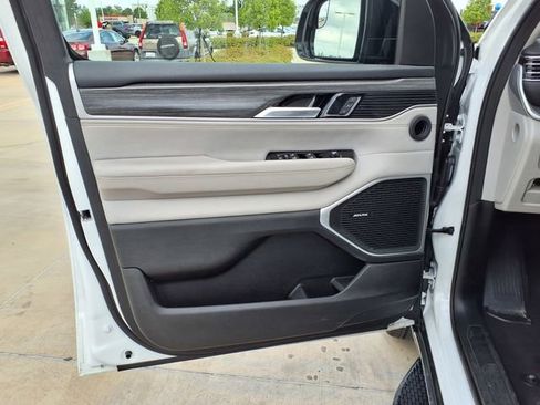 Used 2024 Jeep Wagoneer L Series II w/ Flexible Seating Group RWD image 17