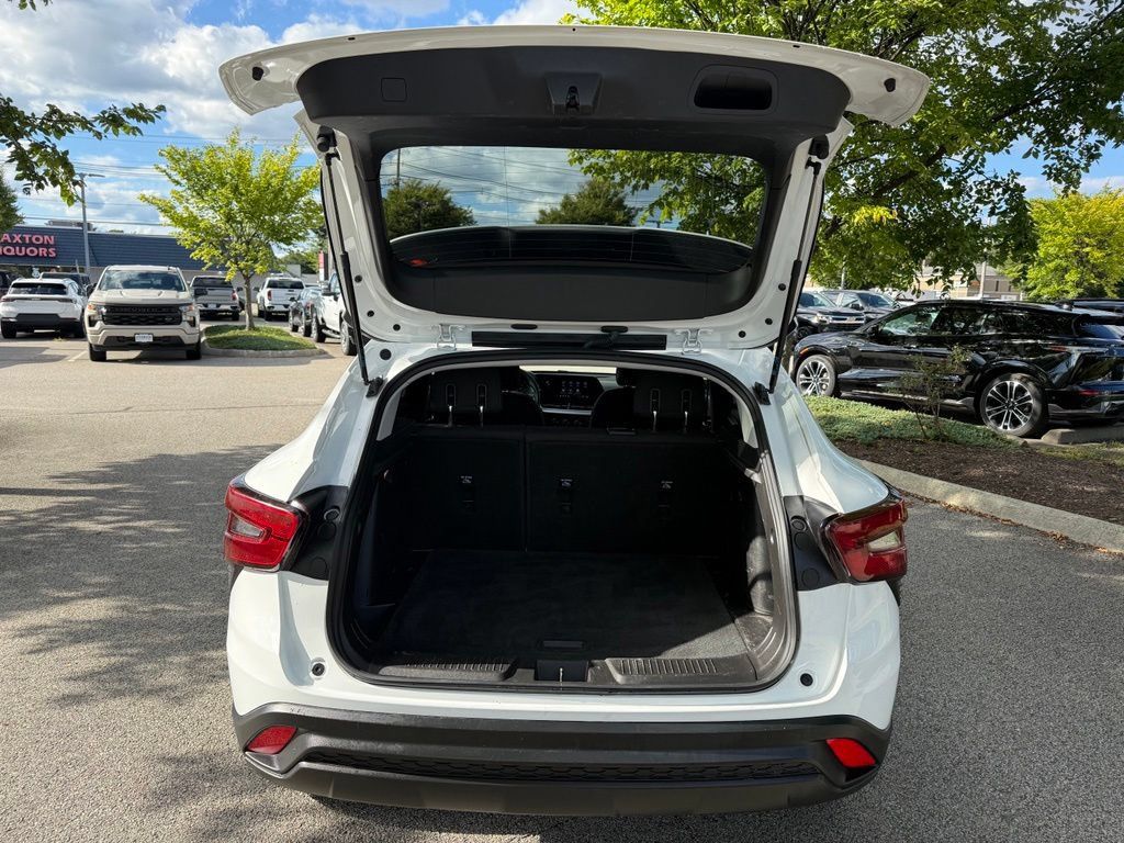 Used 2025 Chevrolet Trax LS FWD image 9