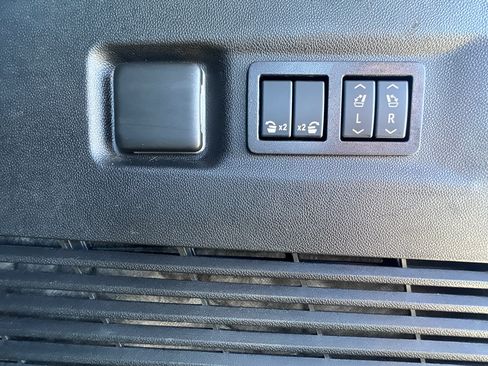 Used 2024 GMC Yukon XL Denali image 7