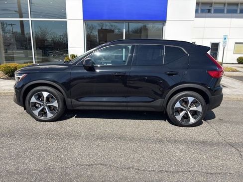 Used 2025 Volvo XC40 B5 Plus image 2