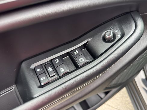 Used 2024 Jeep Grand Cherokee L Altitude AWD/4WD image 11