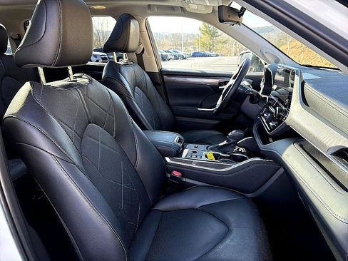 Used 2024 Toyota Highlander Platinum image 20