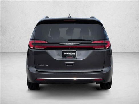 Used 2021 Chrysler Pacifica Touring-L image 7