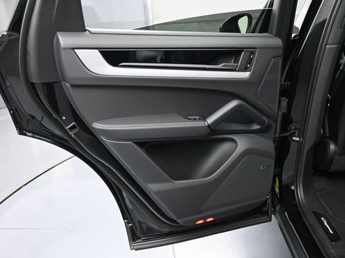 Certified 2025 Porsche Cayenne E-Hybrid Coupe AWD/4WD image 23