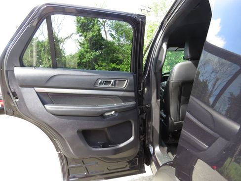 Used 2019 Ford Explorer XLT w/ Equipment Group 202A AWD/4WD image 20