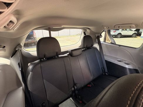 Used 2017 Toyota Sienna SE Premium FWD image 27