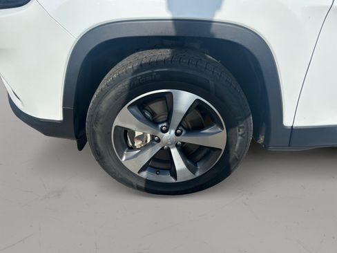 Used 2022 Jeep Cherokee Limited AWD/4WD image 9