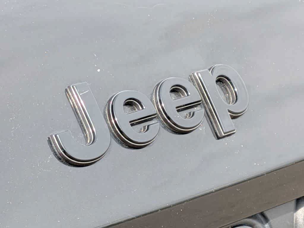Used 2023 Jeep Grand Cherokee Altitude AWD/4WD image 12