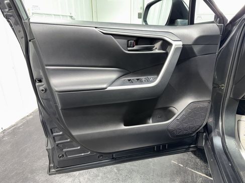 Used 2022 Toyota RAV4 LE image 17