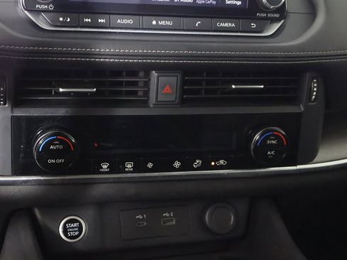 Used 2023 Nissan Rogue SV image 39