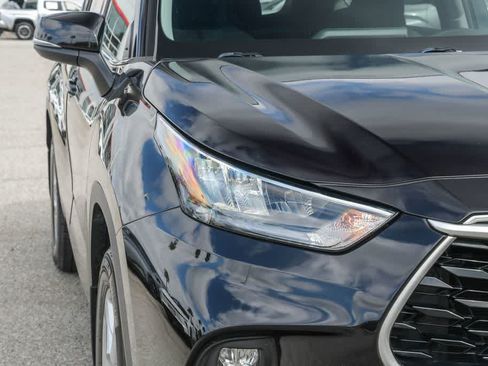 Used 2020 Toyota Highlander LE FWD image 4