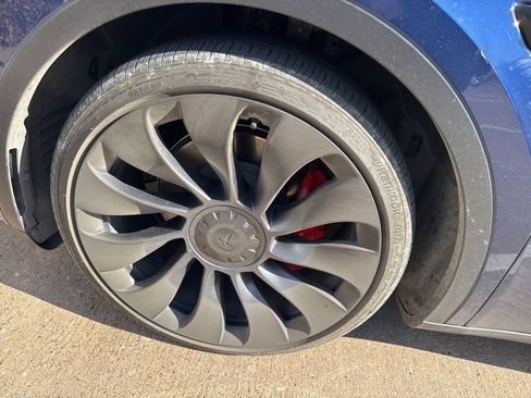 Used 2025 Tesla Model Y Performance image 8