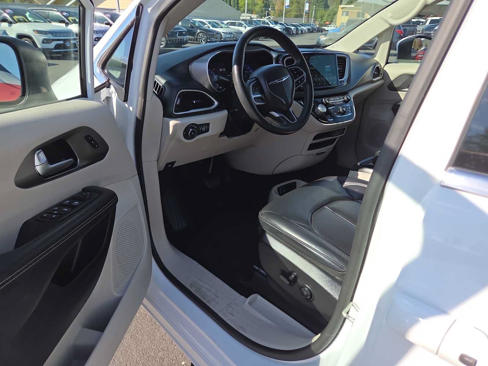 Used 2023 Chrysler Pacifica Touring-L FWD image 10