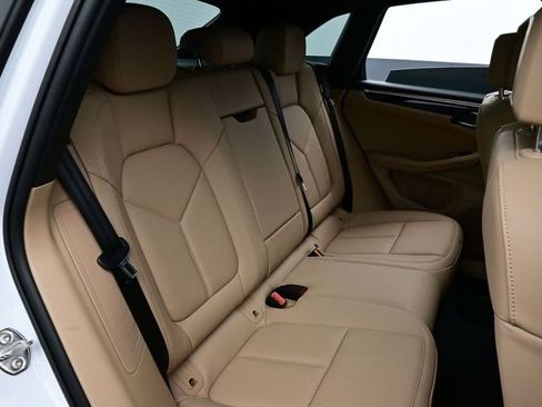 Certified 2025 Porsche Macan AWD/4WD image 17